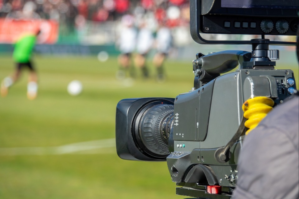 Imagem relacionada à notícia: Empresas de transmissão e produção de esportes multadas £4 milhões em investigação de pagamento freelancer