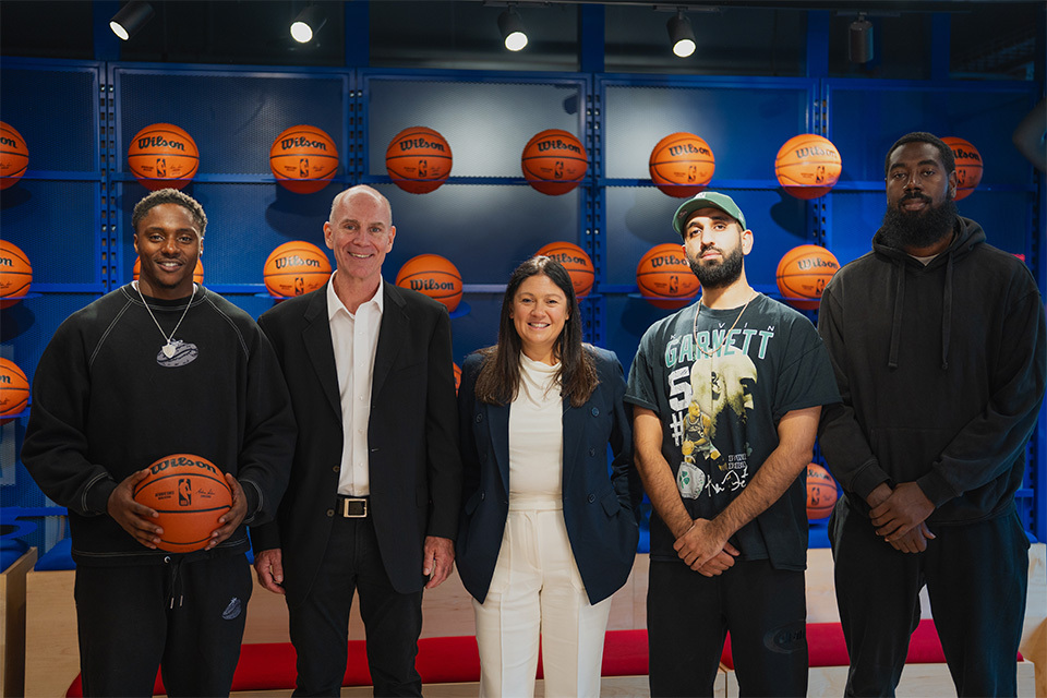 Do tribunal para a comunidade: o governo filma e marca com a colaboração da NBA